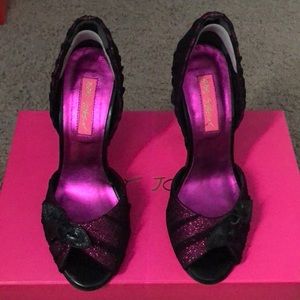 Betsey Johnson Webster black/Fuscia pumps